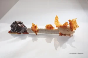 Black apple with noisette butter ice cream and flourless puff - @Francesc Guillamet